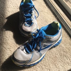 Brooks tennis shoes
